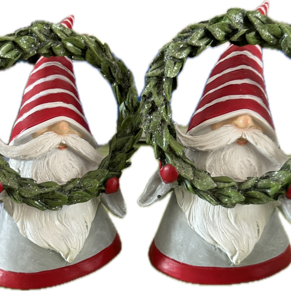 Christmas Santa holding wreath set of 2 ceramic
